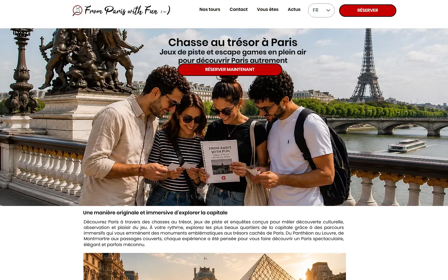 Page d’accueil de From Paris With Fun : titre « Chasse au trésor à Paris » sur une photo de joueurs près de la Seine, bouton Réserver maintenant.