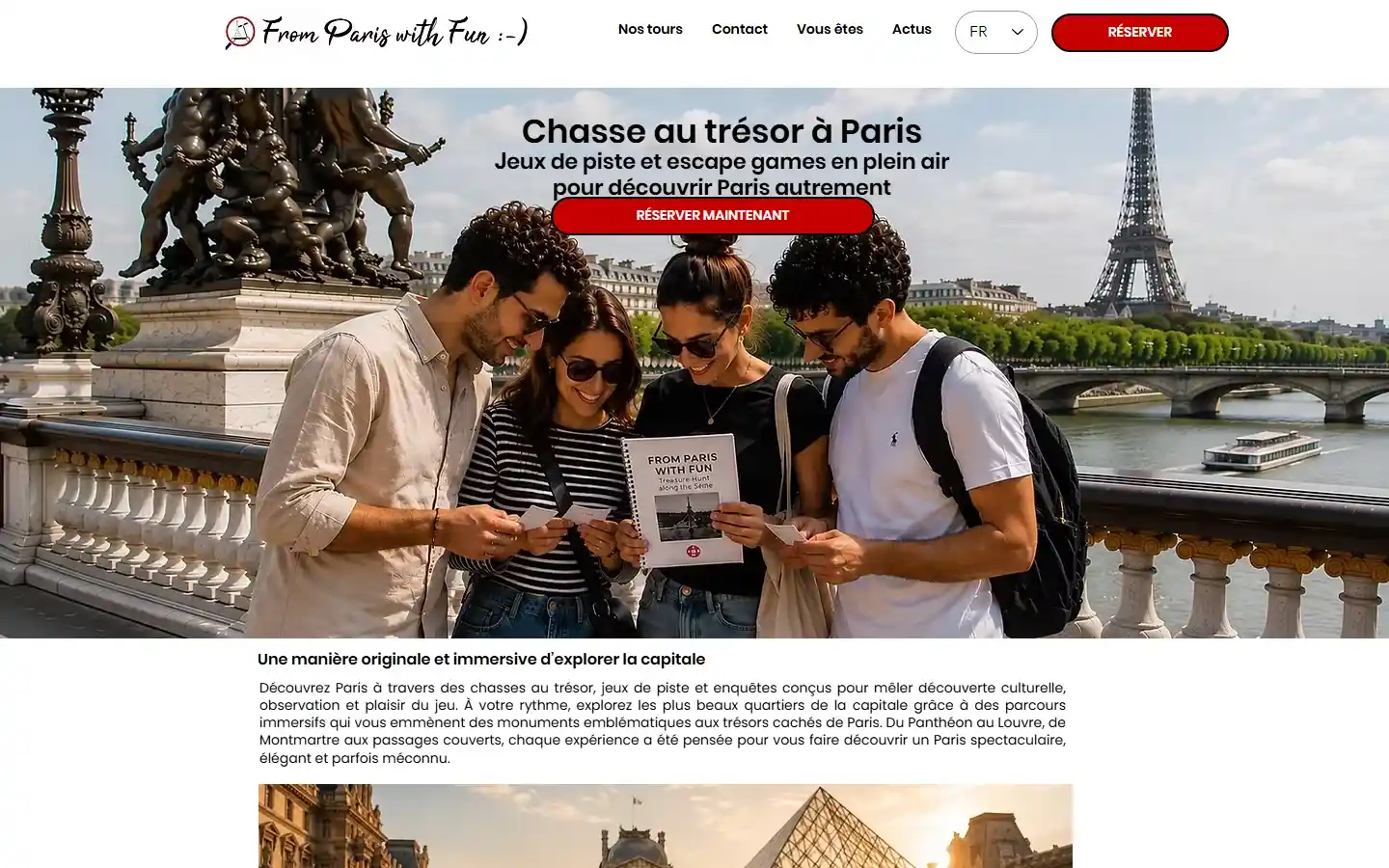 Page d’accueil de From Paris With Fun : titre « Chasse au trésor à Paris » sur une photo de joueurs près de la Seine, bouton Réserver maintenant.
